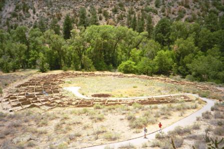 Ruiny kruhového puebla Long House, Bandelier National Monument, New Mexico